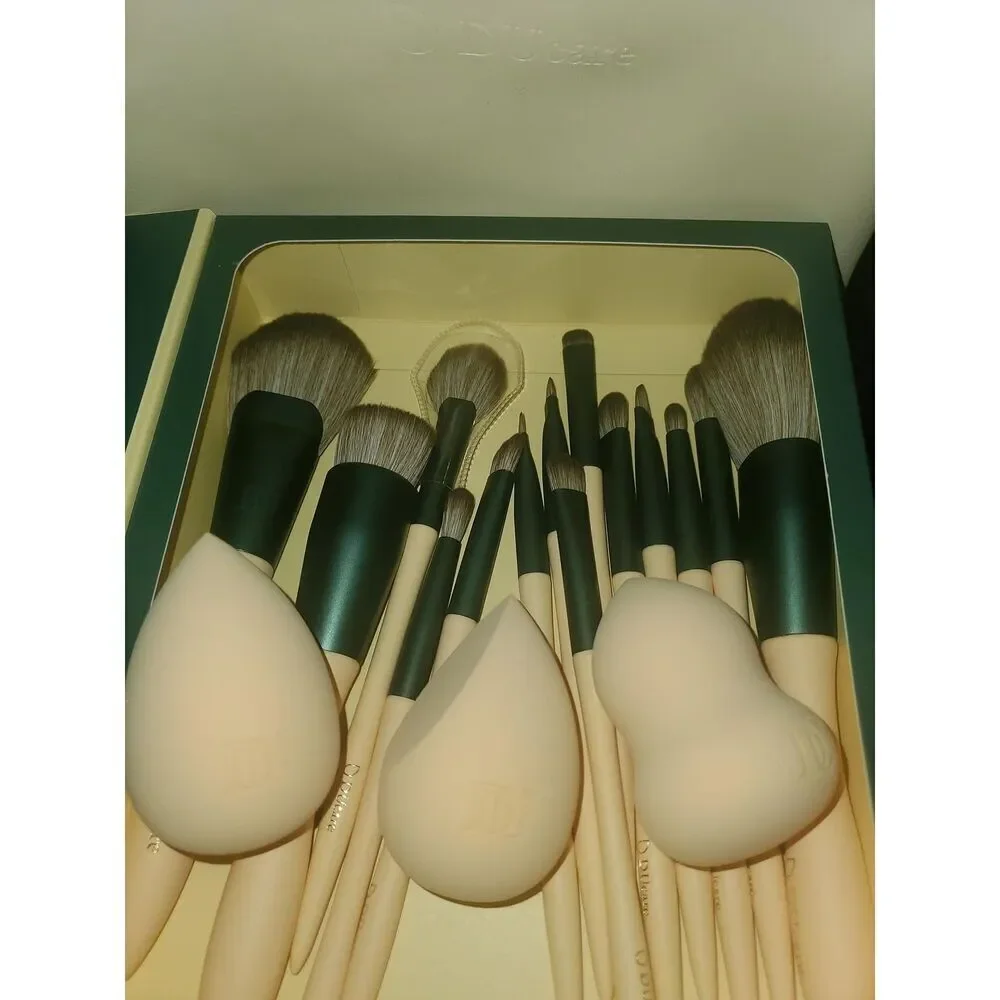 DUcare Christmas 18Pcs Makeup Gift Set With 14pcs Brush 3 Sponges 1 Cosmetic Bag